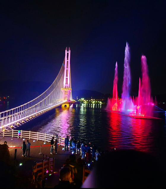 예당호 출렁다리와 음악분수