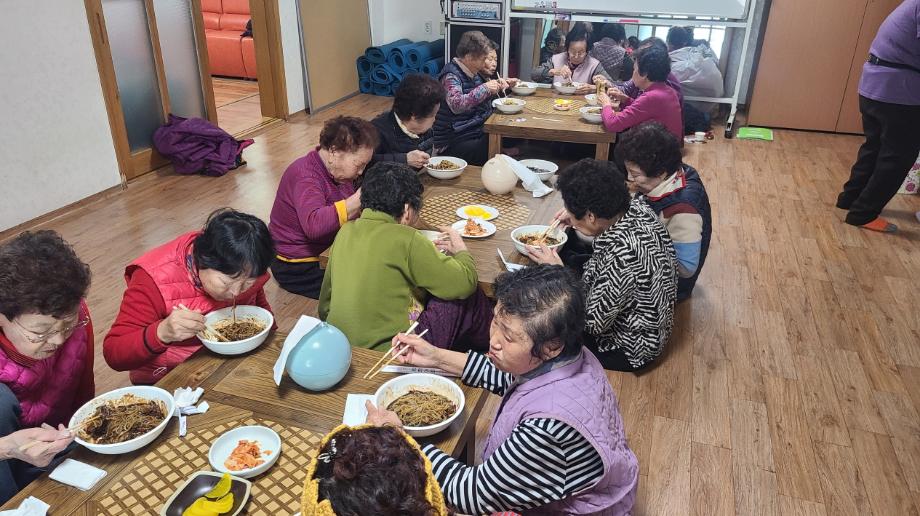 예산군 응봉면 영오식당, 경로당 어르신 위한 무료 식사 제공 이미지