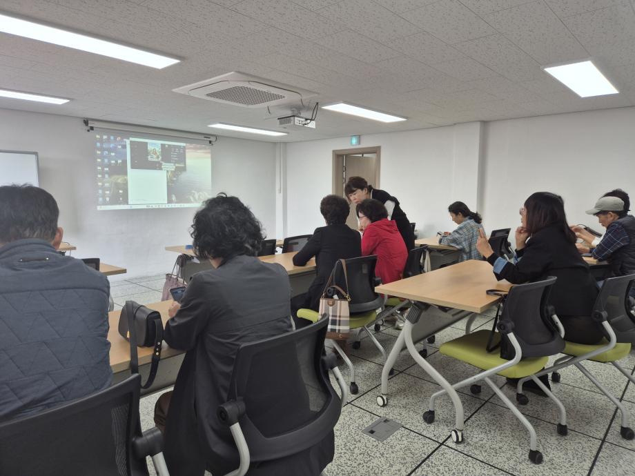 8.여성사회교육 모습(스마트폰 활용법) 이미지