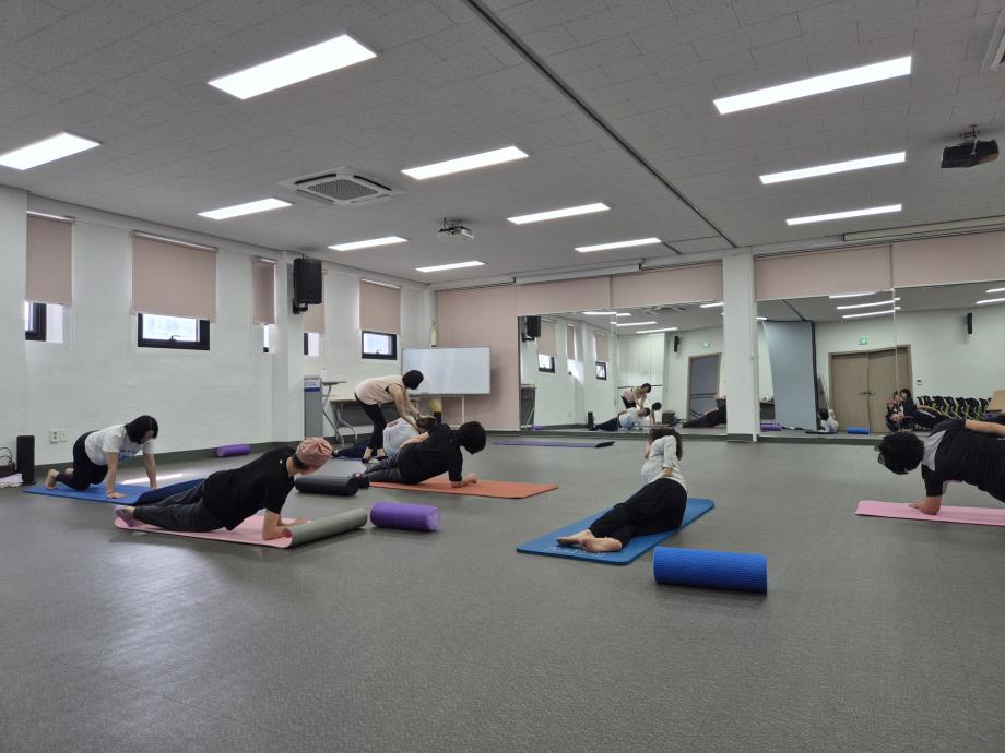 8.여성사회교육 모습(필라테스) 이미지