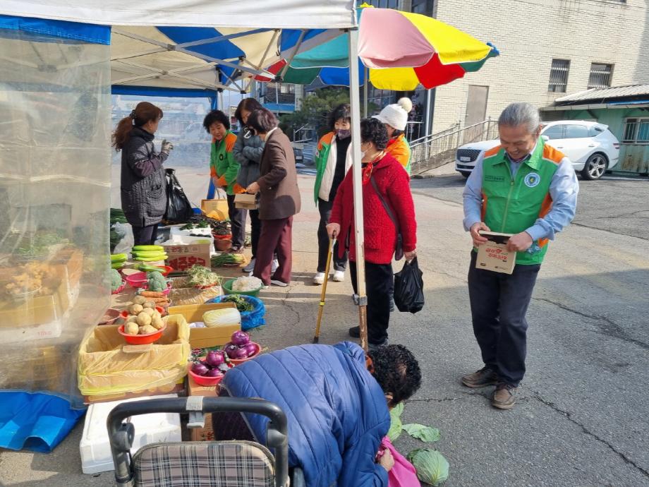 13.광시면 자율방재단 방한용품 나눔 모습 이미지
