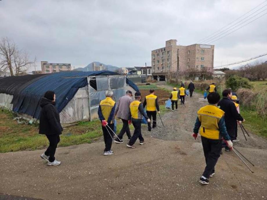 덕산면 노인회분회 환경정화 모습 (2) 이미지