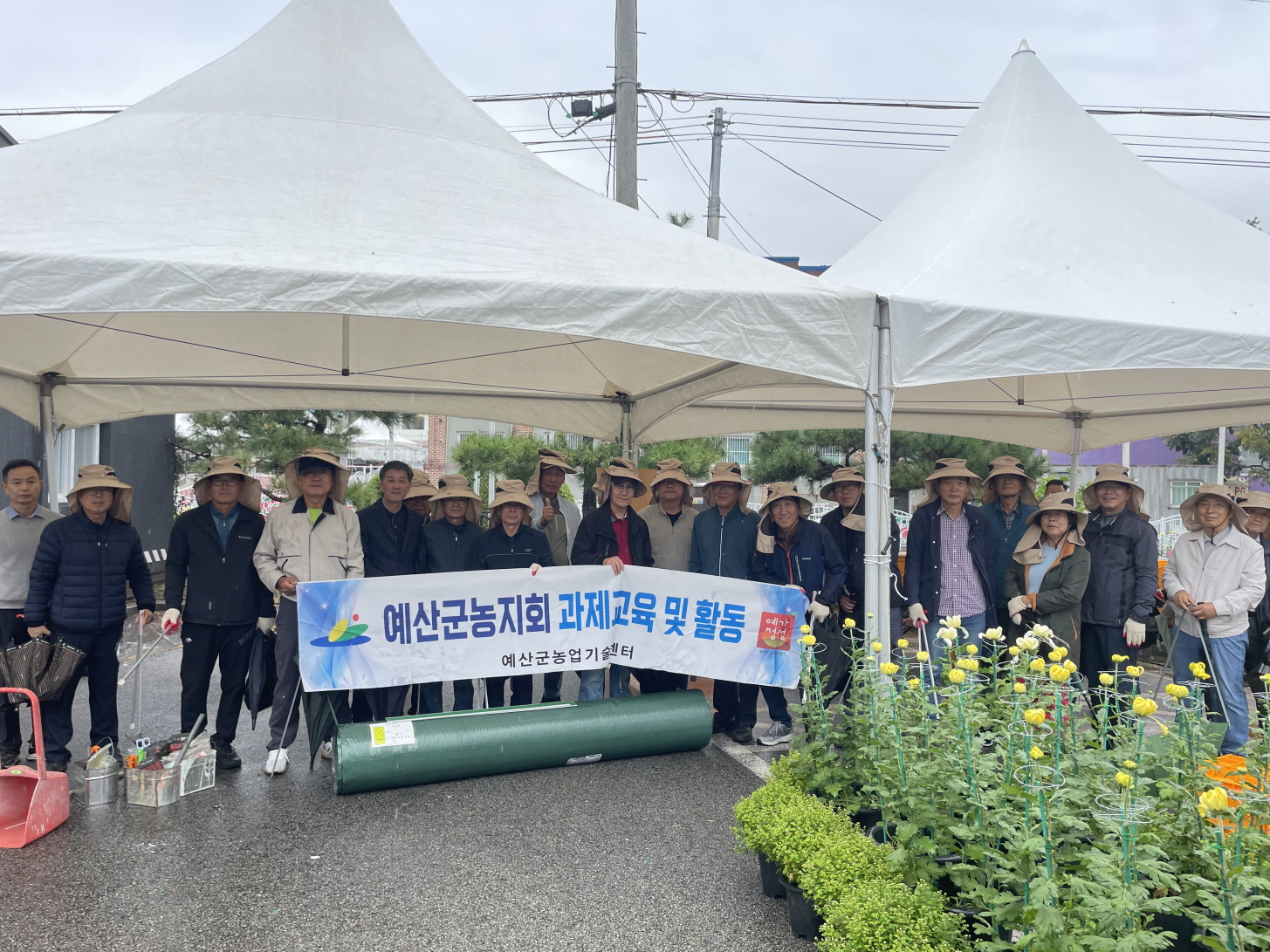 축제장 주변 쾌적한 환경조성 앞장예산군 대표 축제인 제8회 예산장터 삼국축제가 오는 17일부터 20일까지 예산상설시장 일원에서 개막하는 가운데 예산군농지회(회장 한상진)가 축제의 성공적 개최를 위한 환경정화활동을 펼쳤다.특히 이번 예산장터 삼국축제는 1만9500여점의 국화로 가득 채워질 예정이며, 농지회 회원 30여명은 지난 14일 축제장 주변 쾌적한 환경 조성을 위해 축제장 내부 및 주변의 쓰레기를 수거하는 등 환경정화 활동을 추진했다.특히 이번 정화활동은 축제를 앞두고 방문객에게 깨끗한 이미지와 쾌적한 환경을 제공하기 위해 추진됐으며, 참가자들은 휴지, 쓰레기, 담배꽁초 등을 수거하면서 환경보호에 대한 경각심을 일깨웠다.한상진 회장은 지난해 3월부터 국화가 만개할 수 있도록 온실 암막을 실시하고 긴 장마와 폭염, 태풍까지 국화를 키우기 어려운 환경에서도 지속적인 생육관리로 성공적인 예산장터 삼국축제를 위해 노력한 농업기술센터 직원들에게 감사드린다며 앞으로도 지역사회를 위한 봉사에 적극 앞장서겠다고 말했다.