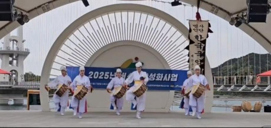 예당관광지 문화광장 수변무대 버스킹 공연 이미지