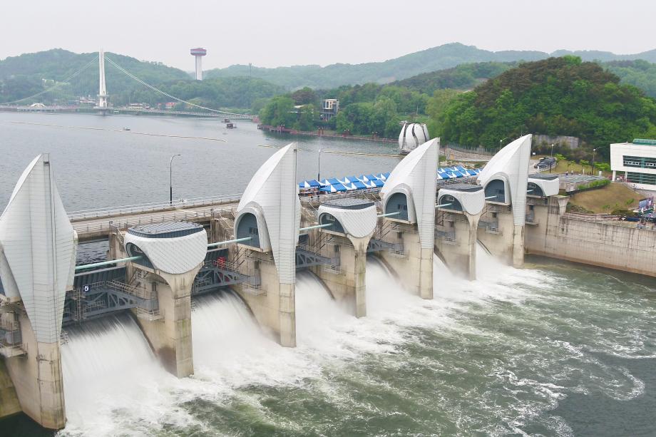 흐름과 흔들림, 그리고 멈춤없는 시선 이미지