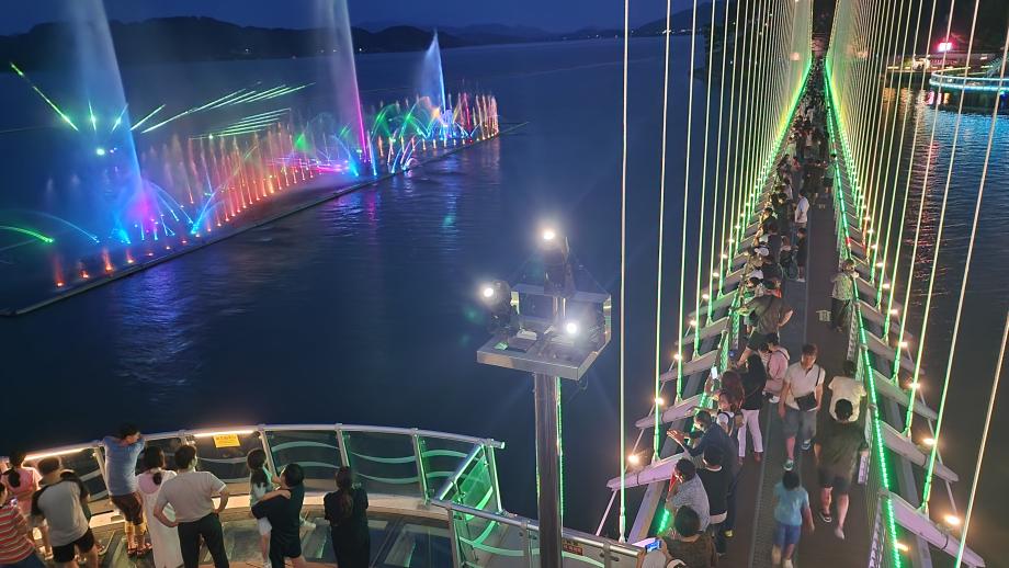 K-pop이 물들인 빛과 물결 이미지