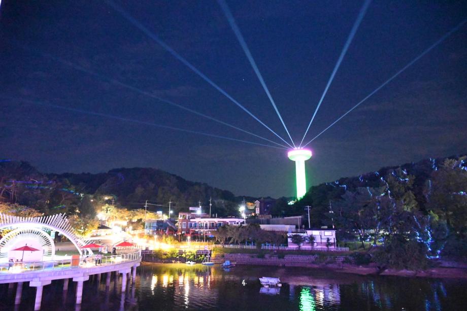 빛으로 피어나는 예당호 전망대 이미지