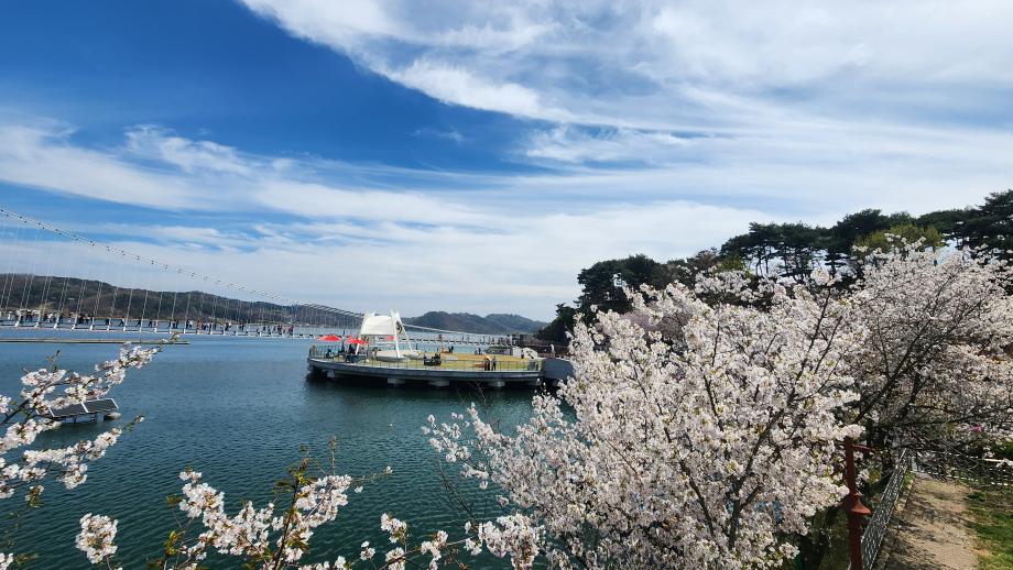 봄이 머무는 다리, 예당호 출렁다리 이미지