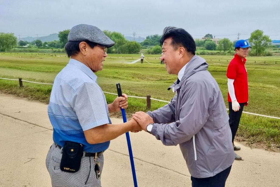 침수피해 시설복구 참여자 격려 이미지