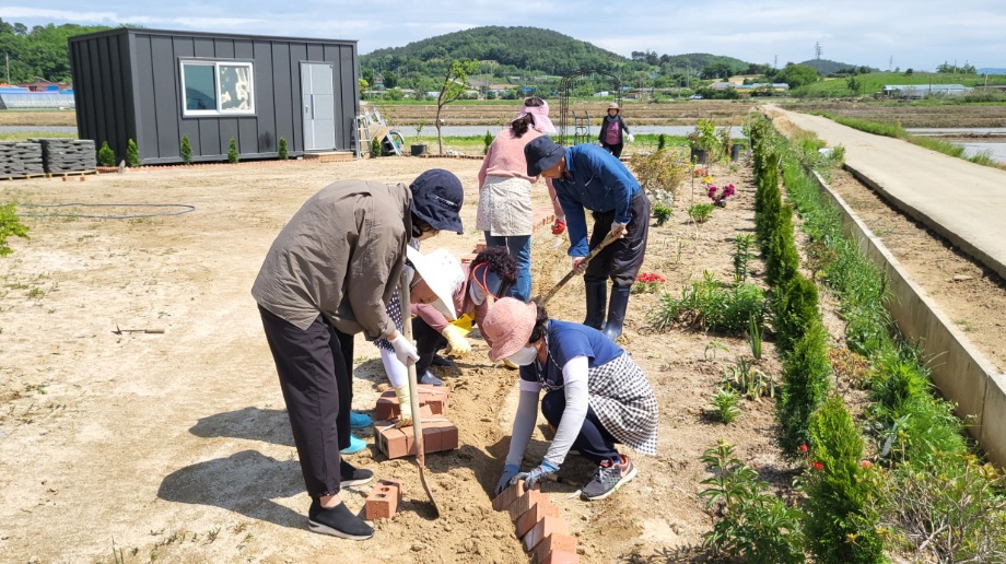 예산군 생활개선회 농가정원동아리, 정원조성 실습교육 진행 이미지