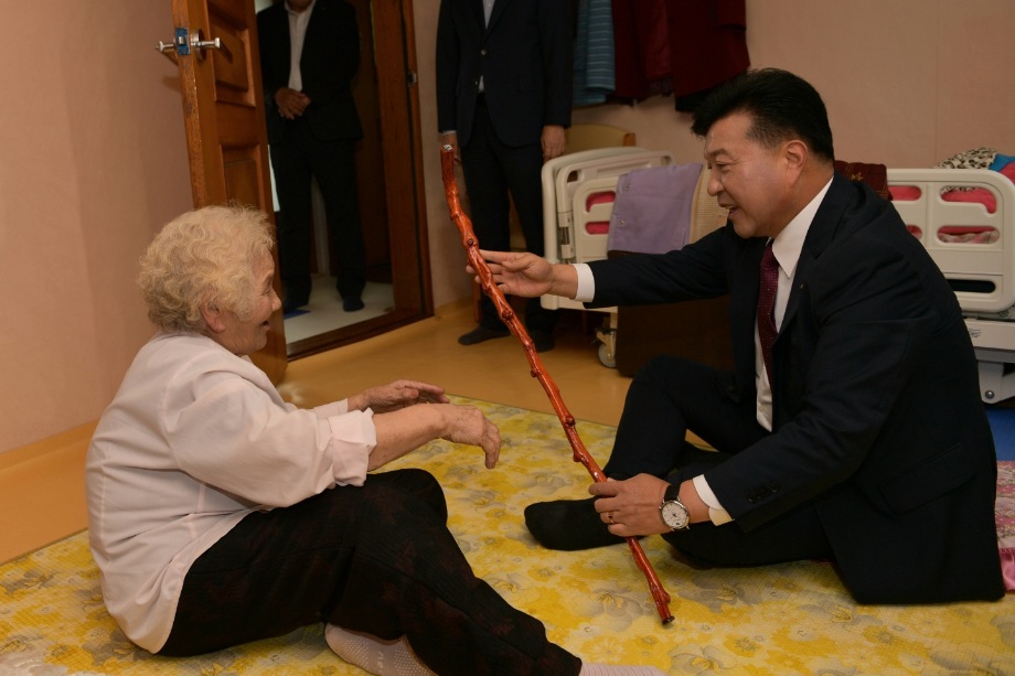 최재구 예산군수, 100세 어르신에 장수지팡이 전달 이미지